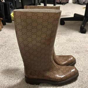 Women’s Gucci rain boots sz 40